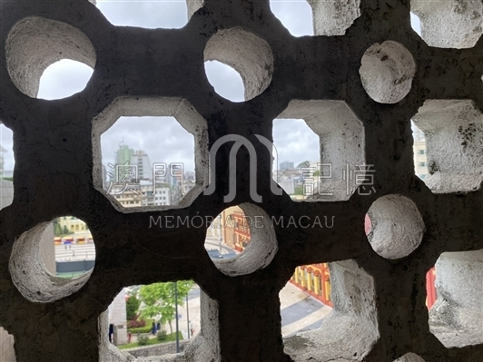 保利大廈內部樓梯和鏤空墻面